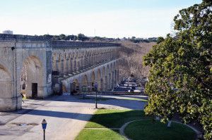 Acueducto de San Clemente en Montpellier (Languedoc-Roussillon, Francia)